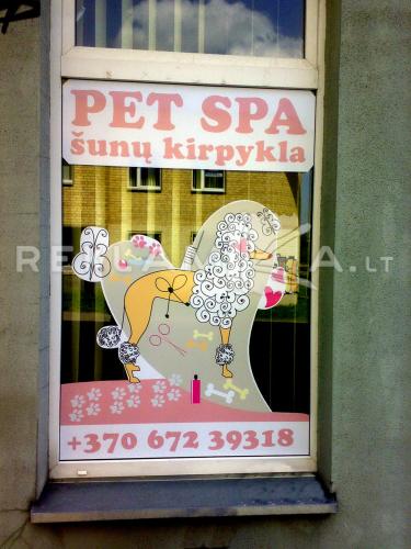 Šunų  kirpyklos reklama ant stiklo